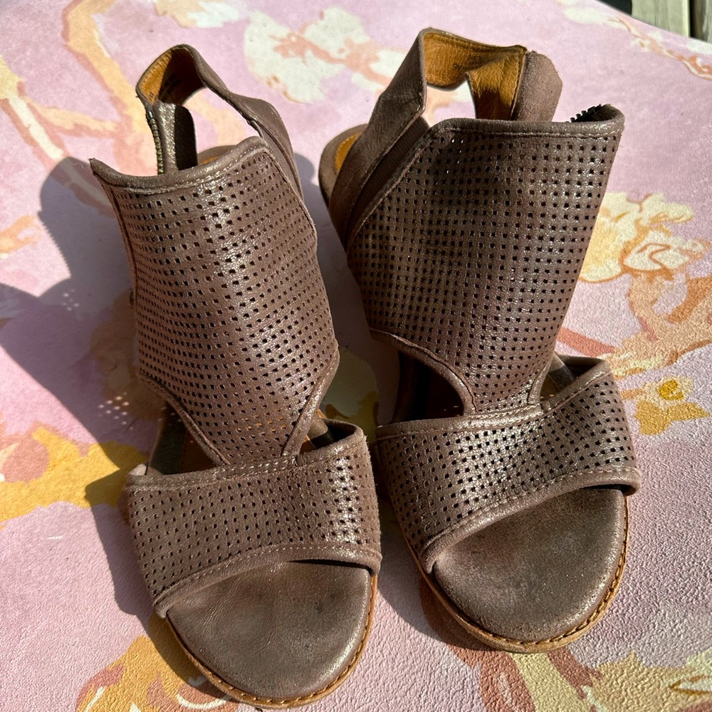 Size 9 open ankle booties by sofft